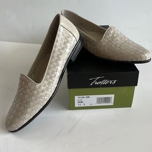 Trotters “Liz”Loafers Bone Size 7.5 Slim EUC